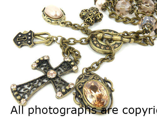 **R740** Horse-Shoe Clasp Front Closing Necklace