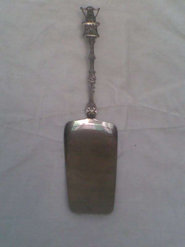 A DUTCH VINTAGE CAKE LIFTER WITH BEAUTIFUL HANDLE DEPICTING A WINDMILL?