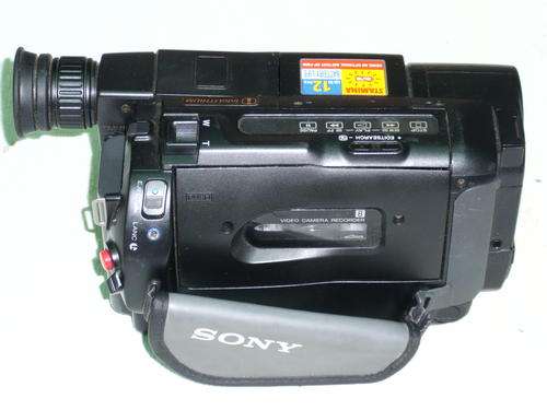 SONY HANDYCAM VIDEO 8 XR-100 X DIGITAL ZOOM-MODEL CCD-TR311E-FLAT BATTERY AND NEEDS CHARGER