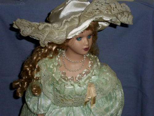 55CM STUNNING PORCELAIN DOLL DRESSED IN VICTORIAN STYLE DRESS AND MATCHING HAT-ON STAND-BLUE EYES