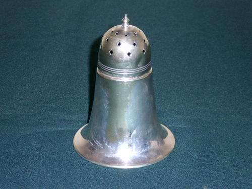 A LOVELY 12CM SILVER PLATED PEPPER CELLAR