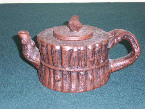 AN UNUSUAL CERAMIC ORIENTAL TEAPOT WITH TREE STUMP DETAIL##STAMPED ON THE BOTTOM##9,5CM IN HEIGHT