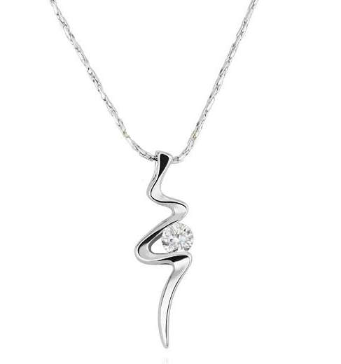 18k White Gold Plated Pendant with Crystal & Necklace***R599 VALUE***