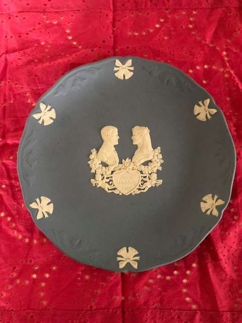Wedgwood 1986 Prince Andrew and Fergie commemorative plate and stand