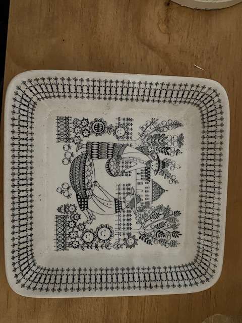 2x Georgeous Arabia Sweet/ Snack dishes made in Finland: Mint condition!