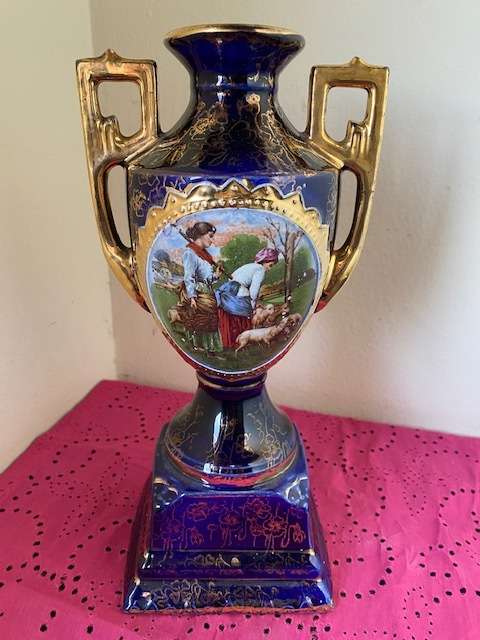 Beautiful Royal Warwick vase in mint condition