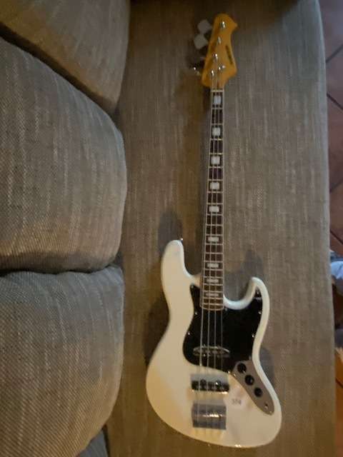 Brand new SANCHEZ ELECTRIC GUITAR: Big bargain