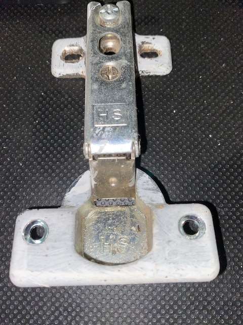 16 Cupboard hinges in good condition: Bid per hinge