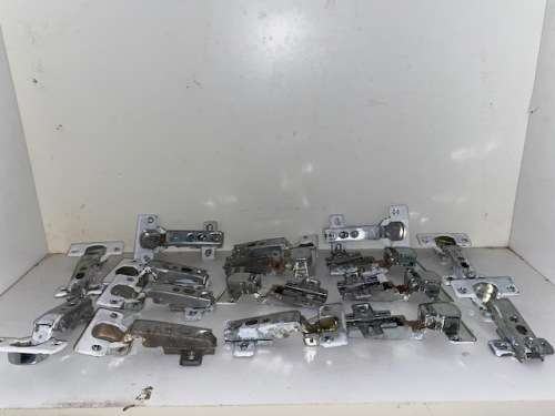 16 Cupboard hinges in good condition: Bid per hinge
