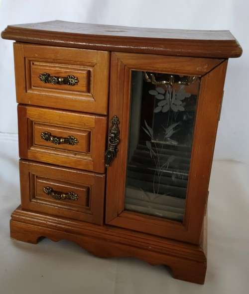 Vintage Jewellery box with engraved glass panel in good condition