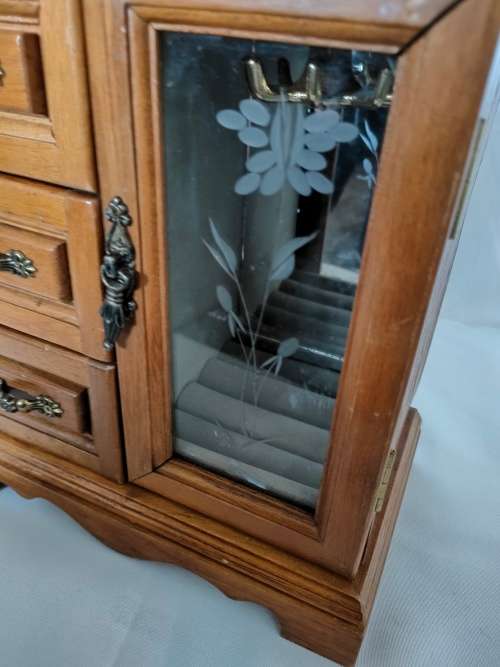 Vintage Jewellery box with engraved glass panel in good condition
