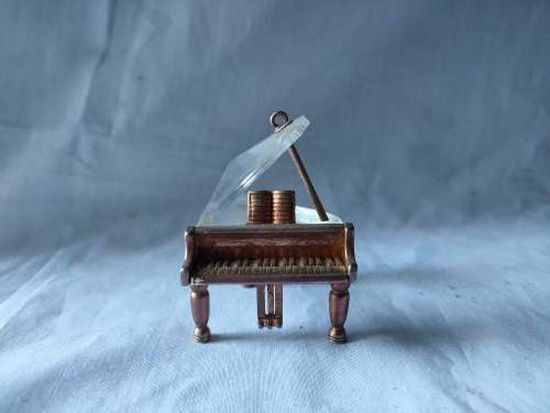 Gorgeous Piano shape Glass Ornament/ Trinket holder: Mint: Subsidized shiipping: FREE combining