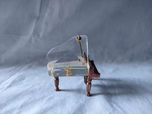 Gorgeous Piano shape Glass Ornament/ Trinket holder: Mint: Subsidized shiipping: FREE combining