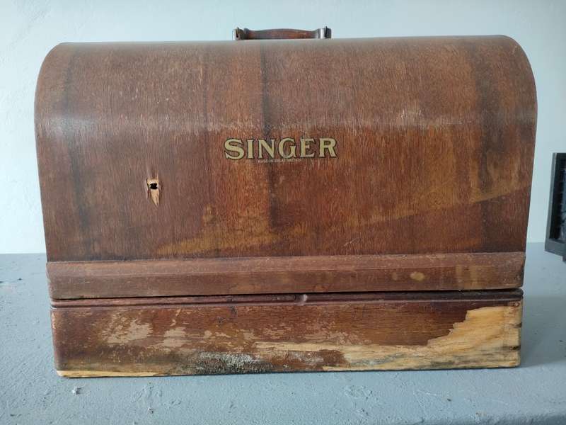 Old Singer sewing machine for restoration in box: sold AS IS