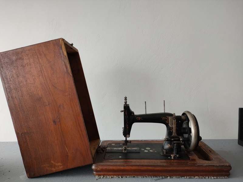 Old sewing machine for restoration in box: sold AS IS