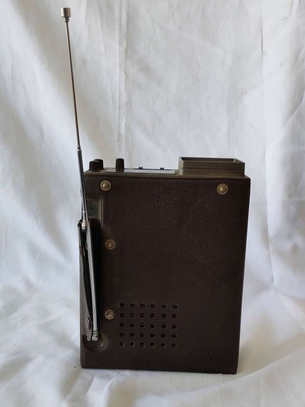 Radio (FM/AM) and TV tuner in pouch with aerial intact: Good condition
