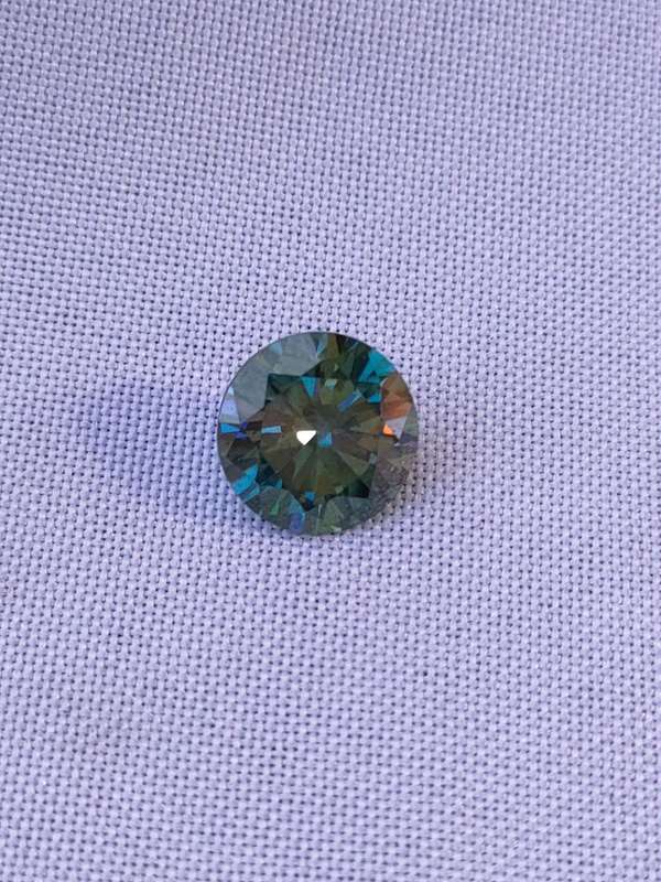 Fancy Green Moissanite - lab created - 4.1 ct - round brilliant cut: - well cut stone