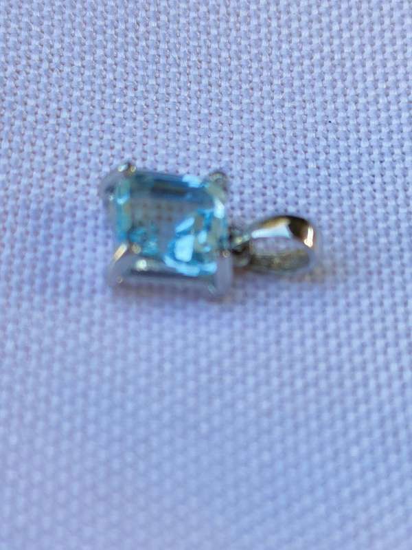 9 ct White Gold Topaz: pendant - natural mined stone -