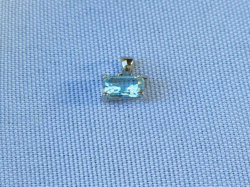 9 ct White Gold Topaz: pendant - natural mined stone -