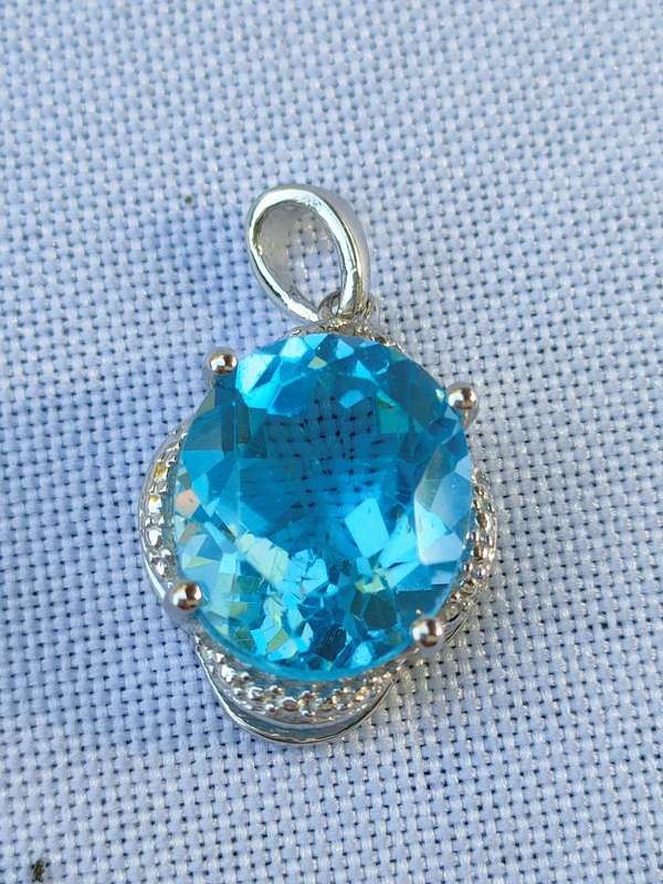 Blue Topaz and diamond sterling silver pendant - 4.22 ct naturally mined stone