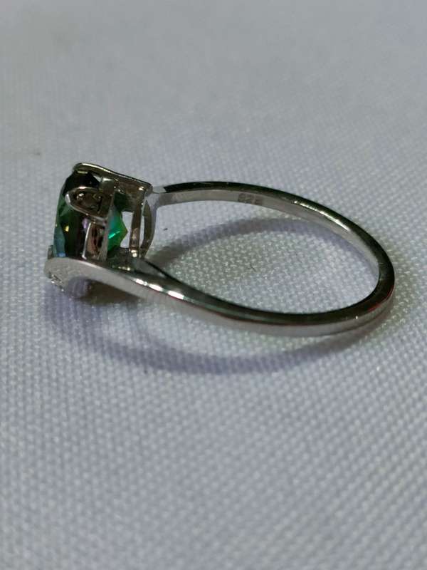 Mystic Topaz and diamond sterling silver ring: - 925 stamped - size US -7 - 1.70 ct plus