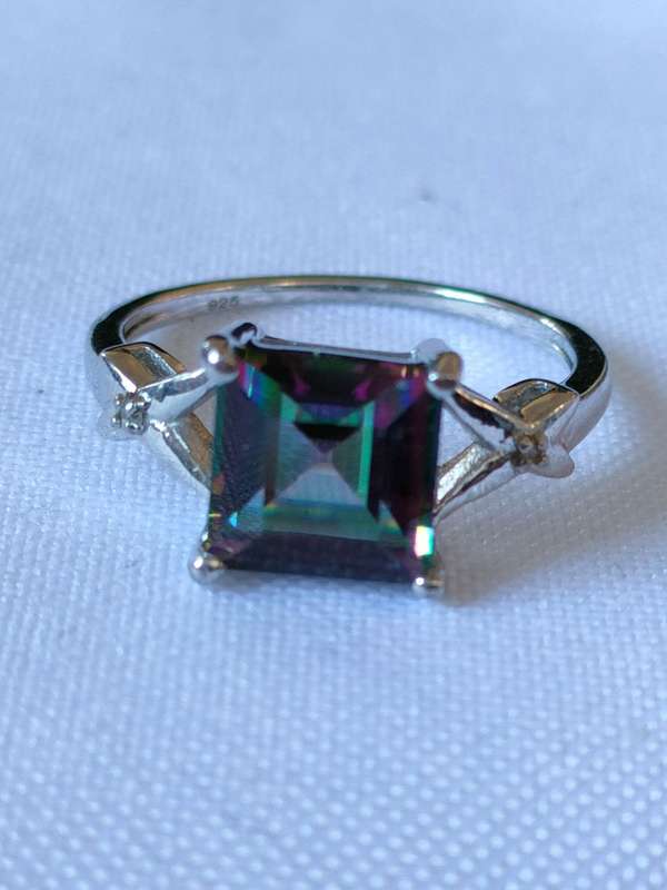 Mystic Topaz and diamond sterling silver ring - size: US 7 - 3 ct plus main stone - 925 stamp