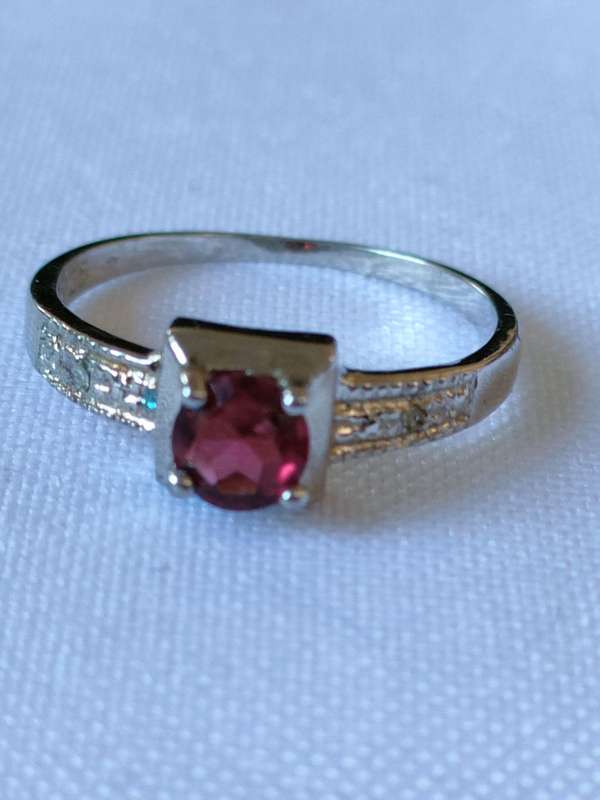 Garnet and diamond sterling silver ring - size US7 - 0.50 ct plus - 925 stamped