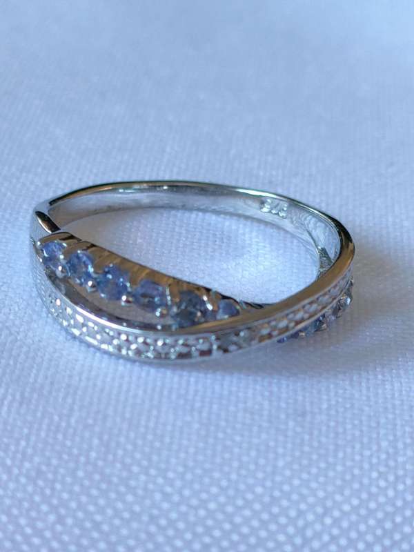 Tanzanite and diamond sterling silver ring - size: US7 - 0.80 ct plus - 925 stamped