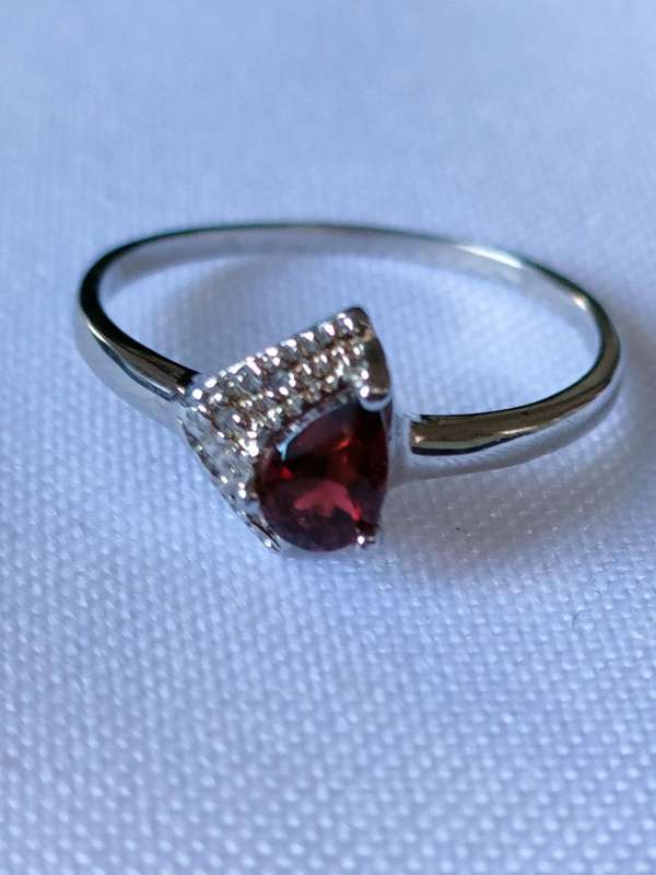 Garnet and diamond sterling silver ring - size US7 - 0.50ct - 925 stamped