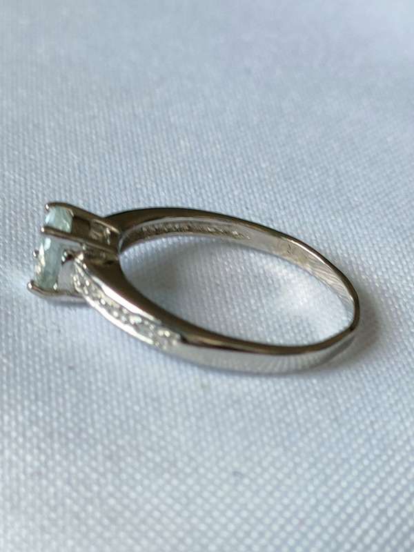 Topaz and diamond sterling silver ring - size:US7 - 1.50 ct plus - 925 stamped