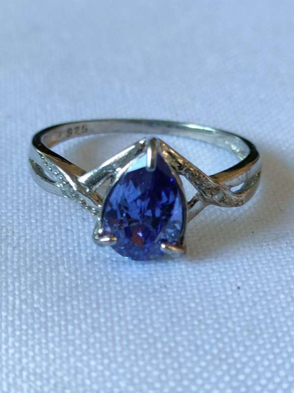 Sterling Silver Iolite and diamond ring: Size: US 7 Weight: 1.50.ct+