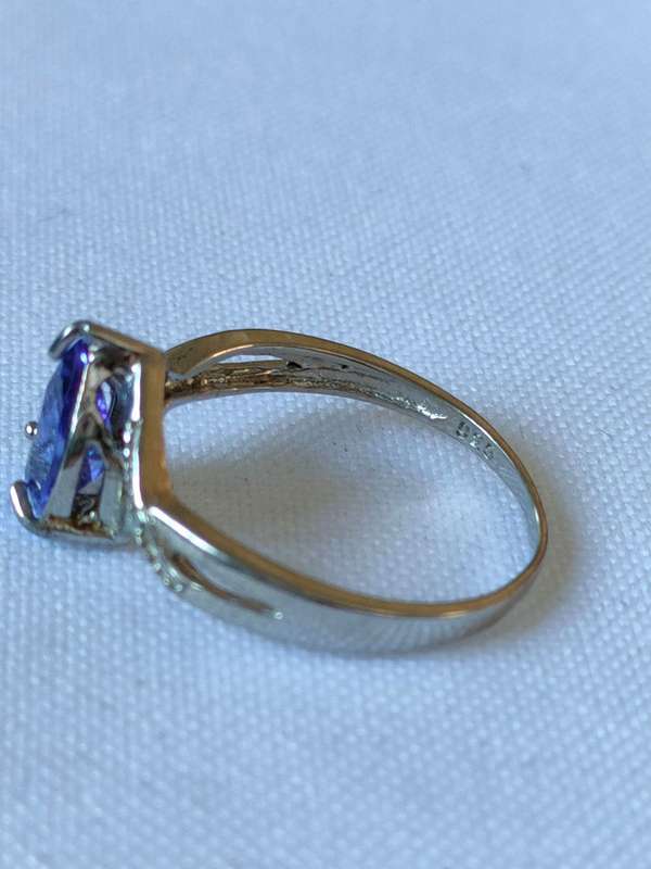 Sterling Silver Iolite and diamond ring: Size: US 7 Weight: 1.50.ct+