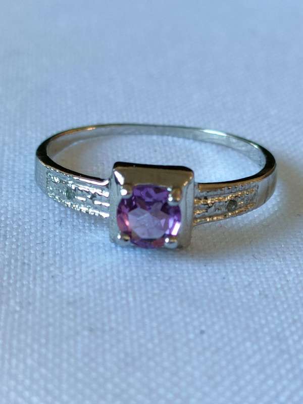Sterling Silver Amethyst and diamond ring: Size: US 7 Weight: 0.50.ct+