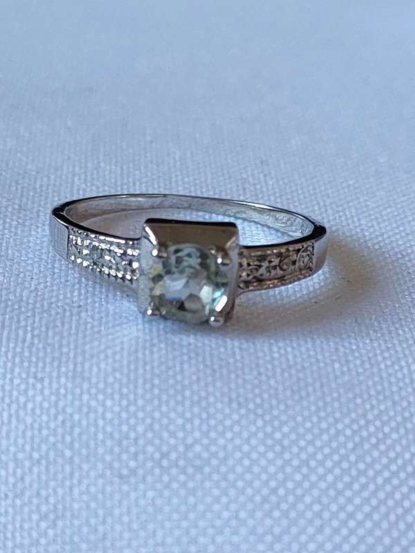 Sterling Silver Green Amethyst and diamond ring: Size: US 7 Weight: 0.50.ct+