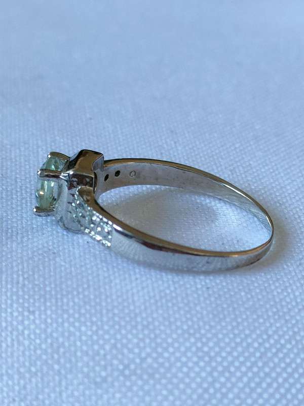 Sterling Silver Green Amethyst and diamond ring: Size: US 7 Weight: 0.50.ct+