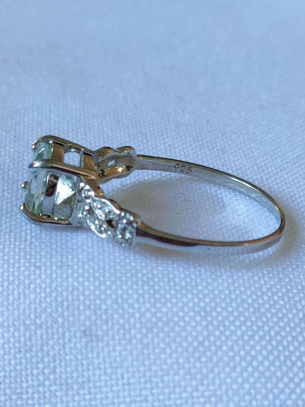 Sterling Silver  White Topaz and diamond ring: Size: US 7 Weight: 1.20.ct+