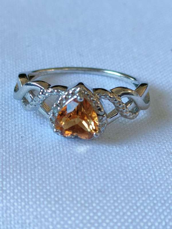 Sterling Silver Azotic Topaz and diamond ring: Size: US 7 Weight: 1.30.ct+