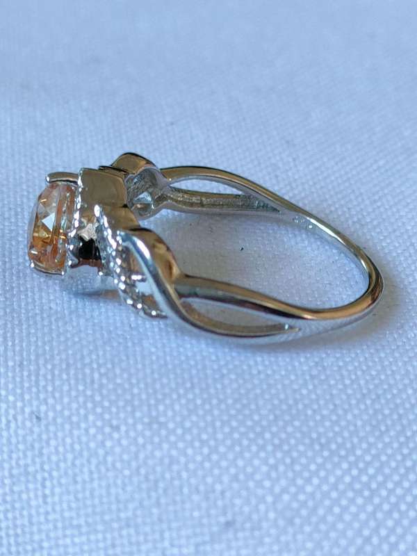 Sterling Silver Azotic Topaz and diamond ring: Size: US 7 Weight: 1.30.ct+