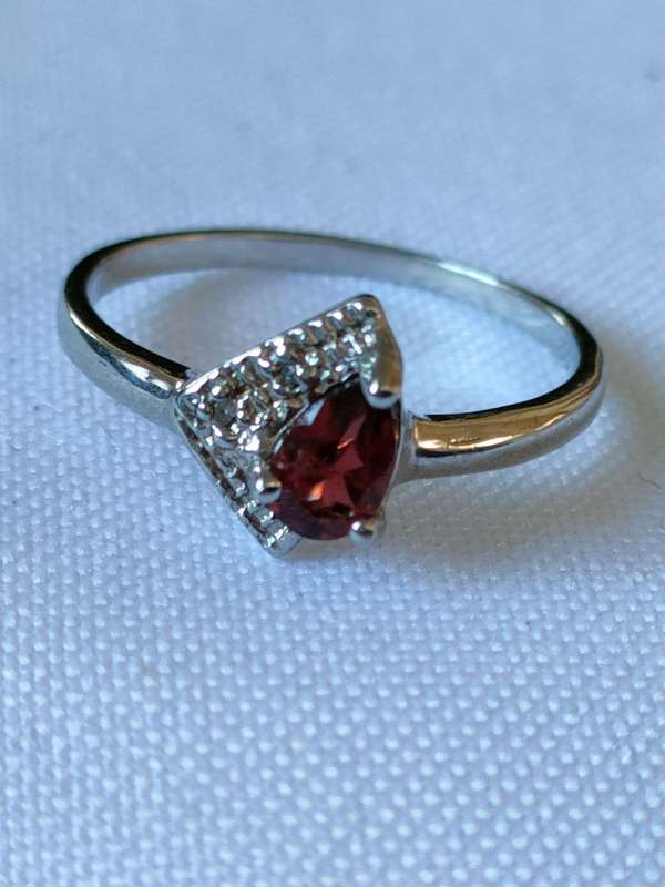 Sterling Silver Garnet and diamond ring: Size: US 7: 0.50.ct+