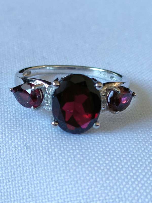 Sterling Silver Garnet and diamond ring: Stunning piece: Size: US7 Weight: 3.20.ct+