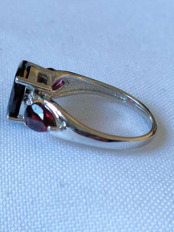 Sterling Silver Garnet and diamond ring: Stunning piece: Size: US7 Weight: 3.20.ct+