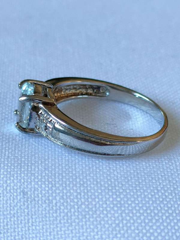 Sterling Silver Blue Topaz and diamond ring: Stunning piece: Size: US7 Weight: 1.20.ct+