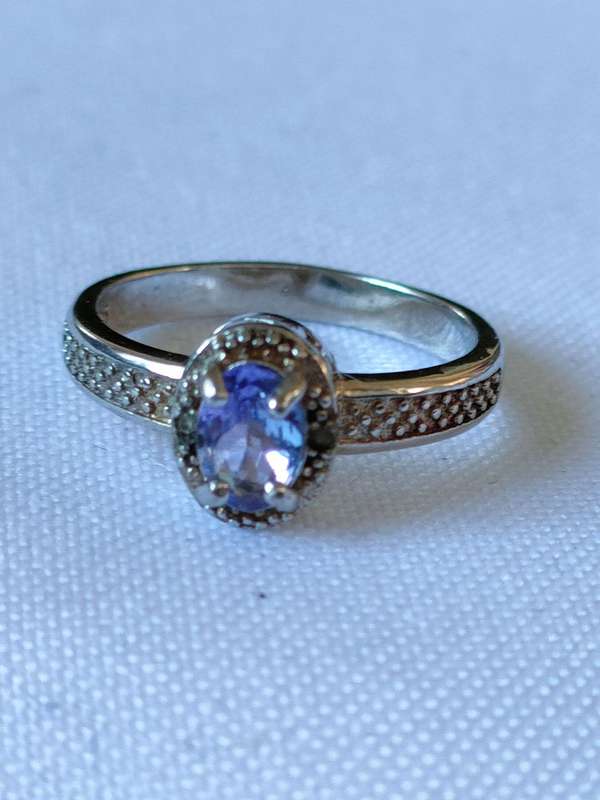 Sterling Silver Tanzanite and diamond ring: Stunning piece: Size: US7 Weight: 0.90.ct+