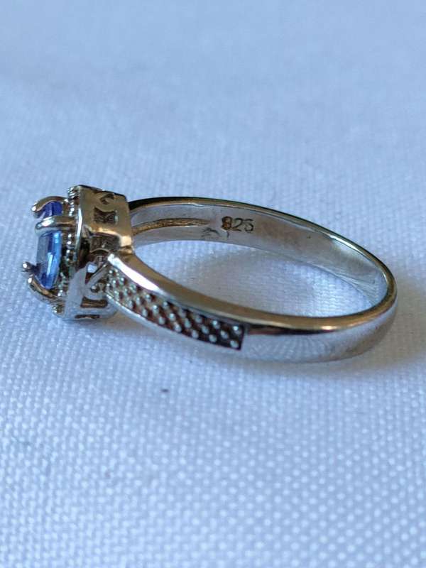 Sterling Silver Tanzanite and diamond ring: Stunning piece: Size: US7 Weight: 0.90.ct+