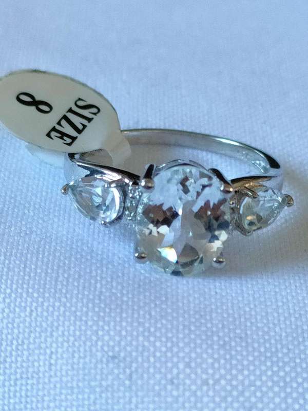 Sterling Silver White Topaz and diamond ring: Stunning piece: Size: US7 Weight: 3.20.ct+