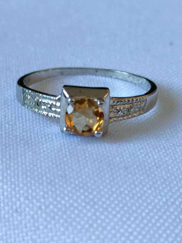 Sterling Silver Citrine and diamond ring: Stunning piece: Size: US7 Weight: 0.50.ct+
