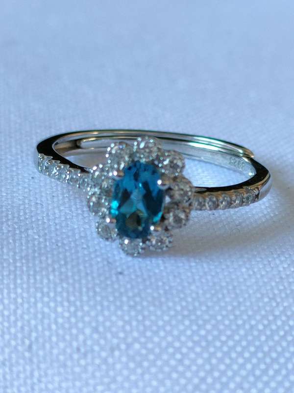 Sterling Silver Moonstone & White Topaz ring: Size: Adjustable Weight: 0.90.ct+