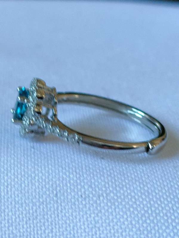 Sterling Silver Moonstone & White Topaz ring: Size: Adjustable Weight: 0.90.ct+
