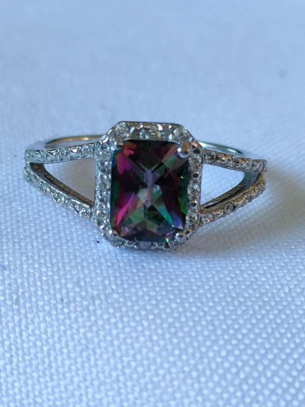 Sterling Silver Mystic Topaz ring: Size: US7 Weight: 1.80.ct+