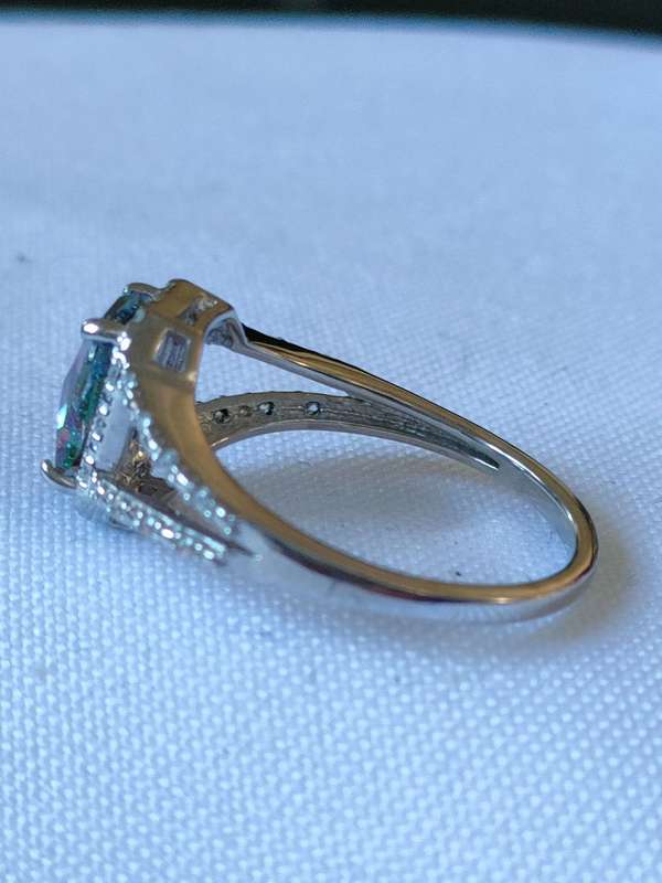 Sterling Silver Mystic Topaz ring: Size: US7 Weight: 1.80.ct+